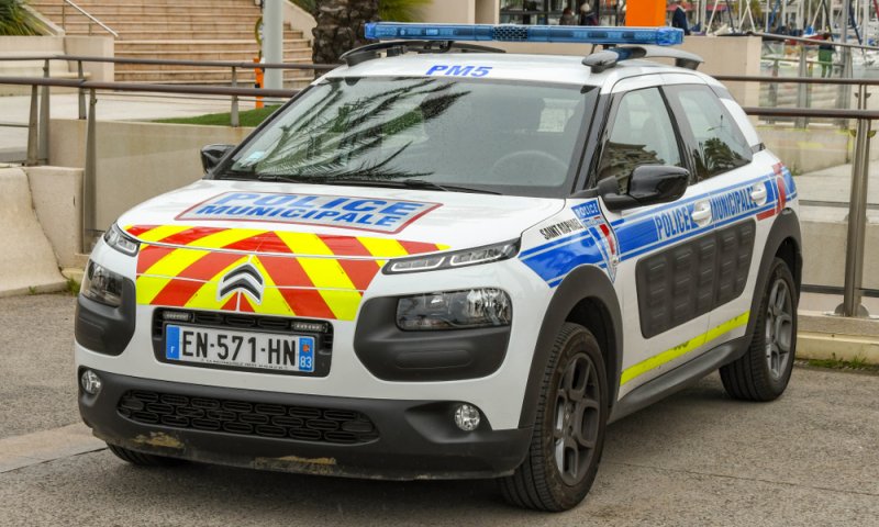 חשד לפיגוע בצרפת: שוטר נדקר ברכבו בעיר קאן