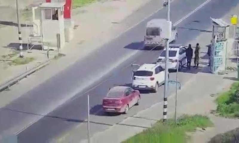 תיעוד הפיגוע: נעצר לבידוק, יוצא מהרכב עם סכין ומחוסל