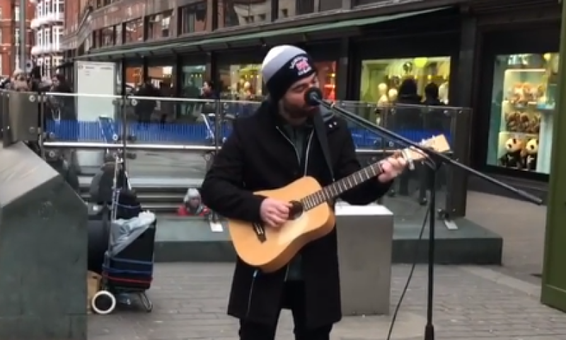 צפו: עומר אדם הופיע ברחוב וציטט את מסכת אבות
