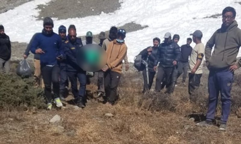 רגע לפני האסון: ד"ר בן ברק ז"ל עוזר למטיילים בנפאל