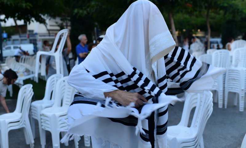 מותר לקיים תפילה ברחוב/ תגובה לרב זלמנוביץ'