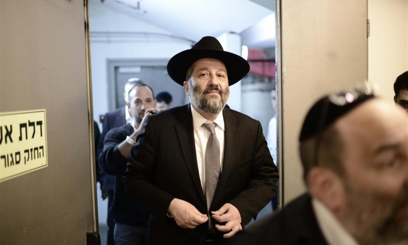 הרב אליהו: מי שמעל בכספים אסור להצביע לו