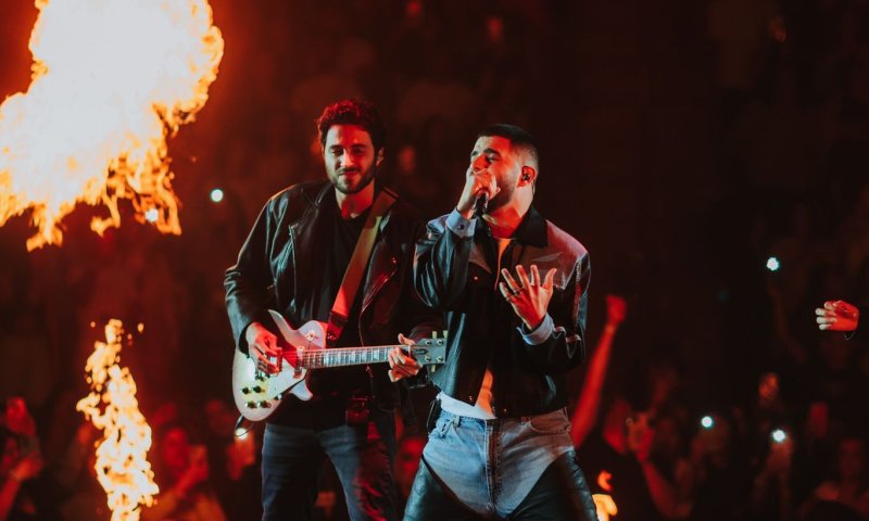 מרגש: עדן חסון אירח בהופעתו ילדים שעברו חרם