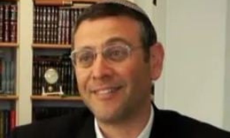 הרב לאו: לא אמרתי שאני מתפלל שהרב אלישיב ימות