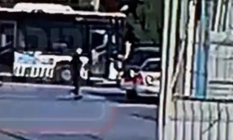 רץ לרכב ויורה מטווח אפס | תיעוד פיגוע הירי בירושלים