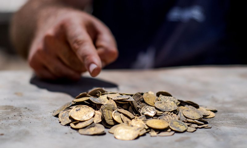 צפו: נערים חשפו מטמון נדיר בן 1,100 שנה