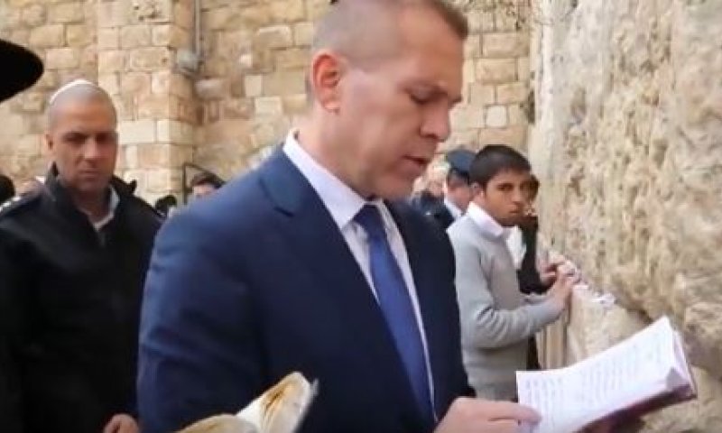 צפו: גלעד ארדן בתפילת הודיה על ההישג בפריימריז