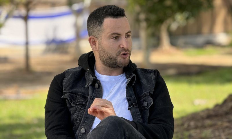 קצין חיוך ראשי: גיא הוכמן בראיון מרתק לסרוגים | צפו