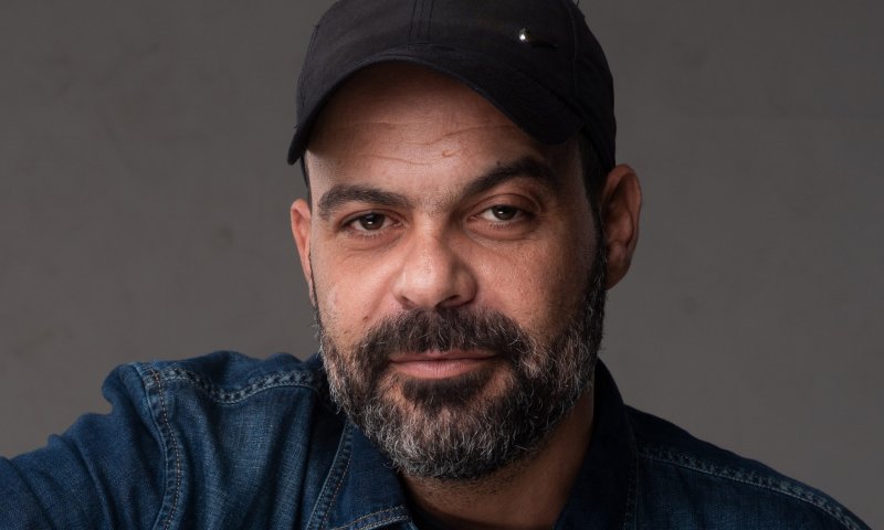 בין שבר לאמונה: עמיר בניון משחרר את "אות קין"