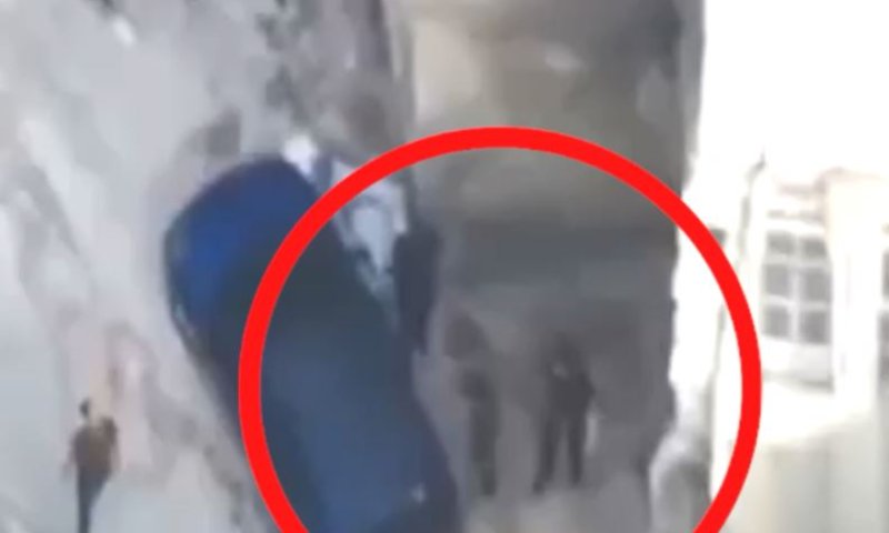 תיעוד: המחבלים בג'נין יורים ומחביאים נשק בבית החולים