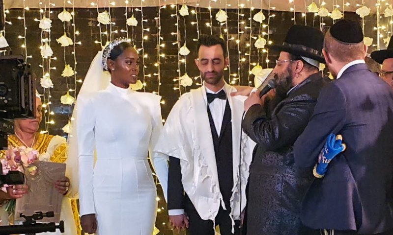 השראה: הכוכבת התחתנה בשמלת כלה צנועה ומרהיבה