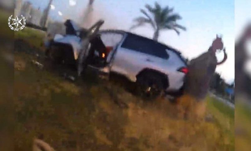 בתום מרדף: השוטר חילץ את החשוד מרכב בוער. צפו