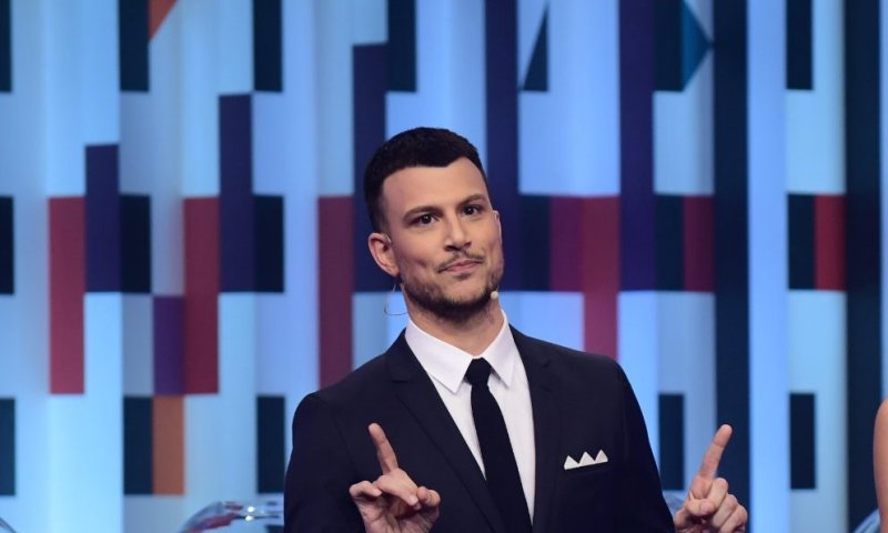 השחקן יהודה נהרי טוען כי אסי עזר הטריד אותו מינית