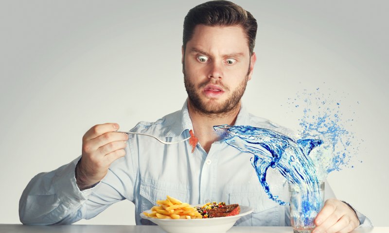 אישום: אכל פטריות הזיה ותקף שתי נשים