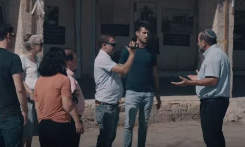 צפו: כשסיור של אנרכיסטים פוגש מתנחל בחברון