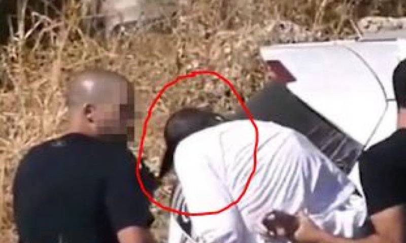 תיעוד מזעזע: שוטר מוביל חרדי בפאות לניידת. צפו