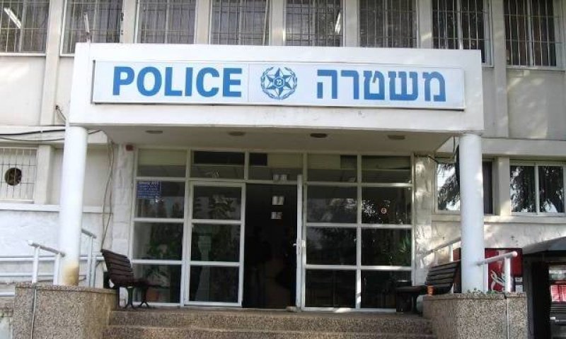 הוארך מעצרו של האב שנעל את בתו מחוץ לחלון הבית