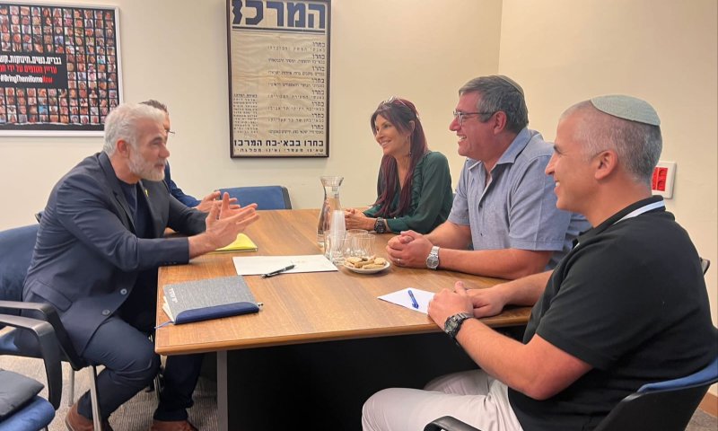 פורום הגבורה בפגישה עם לפיד: "אל תפריעו לניצחון"