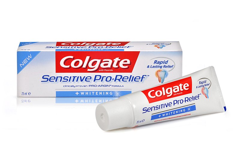 משחת שיניים המסייעת בהלבנה ובטיפול מיידי בשיניים רגישות