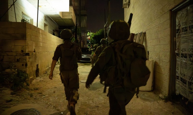 צה"ל ושב"כ עצרו 14 מחבלים והחרימו כספי טרור