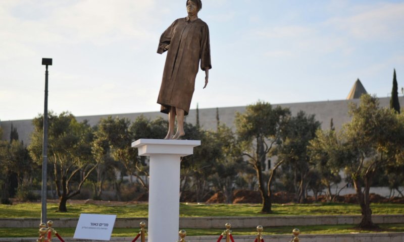 המאבטחים נדהמו: פסל זהב של מרים נאור