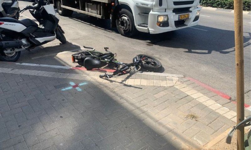 תאונה קשה: רוכב אופניים נפגע ונלכד מתחת למשאית
