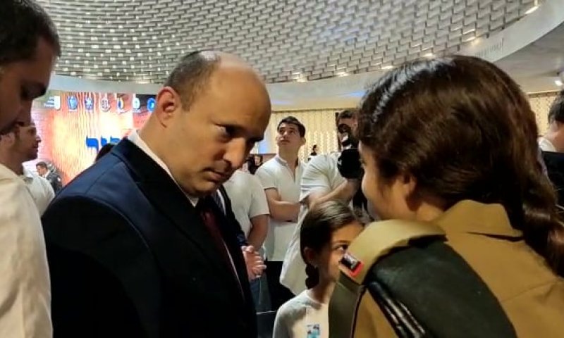 לפני הטקס: בנט בפגישה עם בתו של עמנואל מורנו