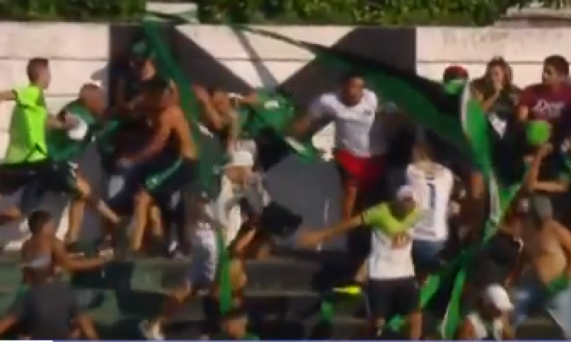 מזעזע: אוהד עם סכין דקר את אוהדי הקבוצה היריבה