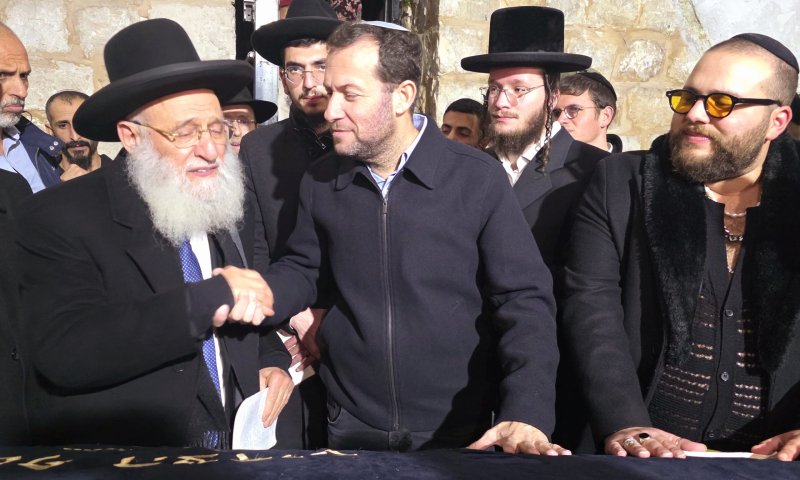 הרב אלבז בקבר יוסף: "מוקד רוחני מרכזי לעם היהודי"