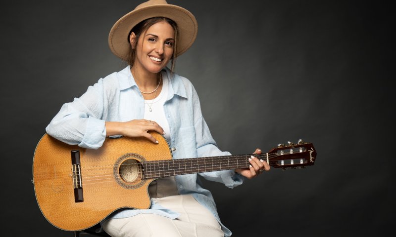 מנגנת בלי תווים: המוזיקאית שממציאה מחדש את שירי הילדים