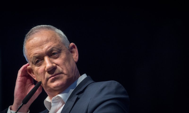 סערת ההקלטות בכחול לבן: גנץ פיטר את היועץ שלו