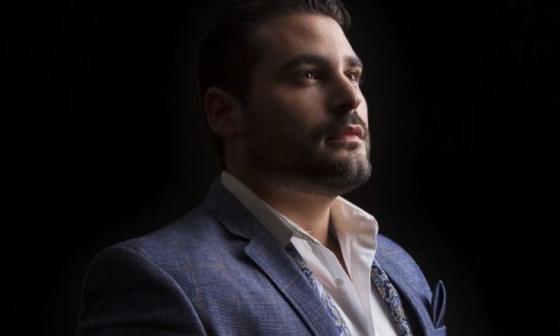 מפתיע: גד אלבז בדואט עם הזמר הסרוג &bull; צפו