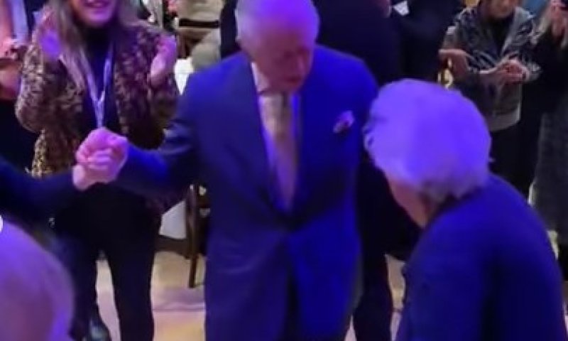 צפו: המלך צ'ארלס רוקד במסיבת חנוכה בלונדון