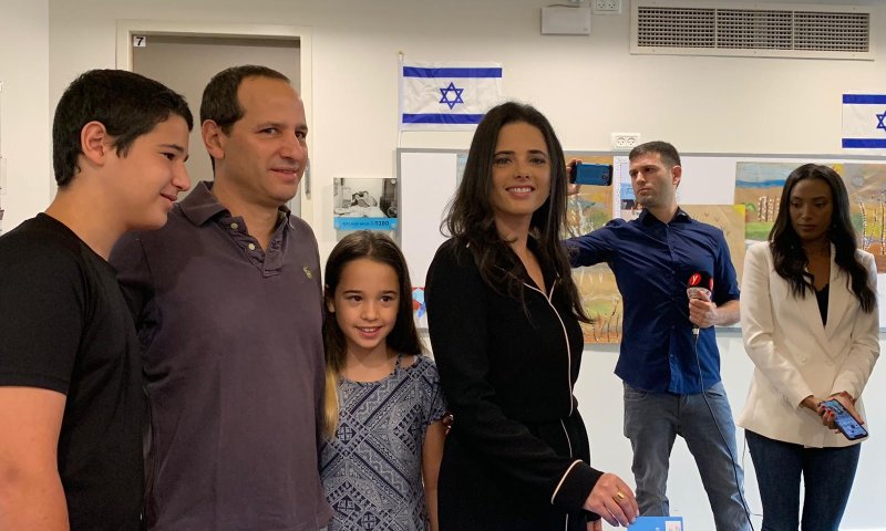 איילת שקד בקלפי: "אנחנו במלחמה, המצב קשה"