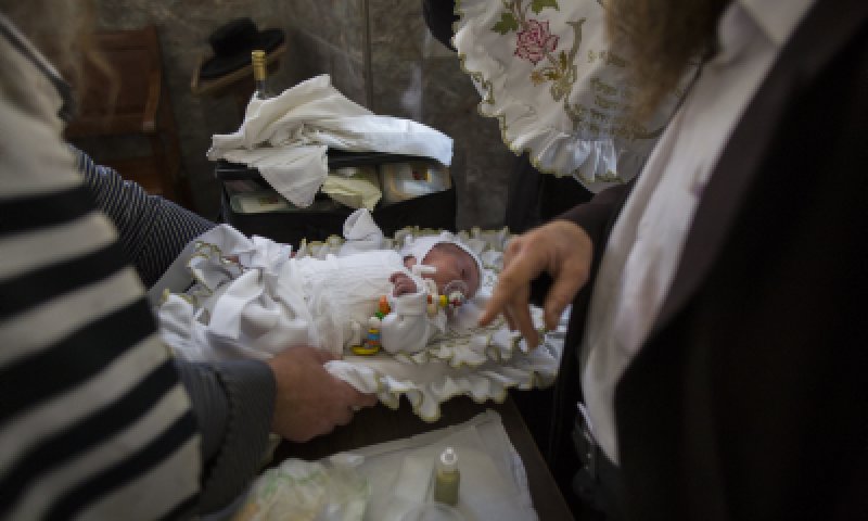 צפו: מוהל שולח את תלמידיו 'להתאמן' על אתיופים