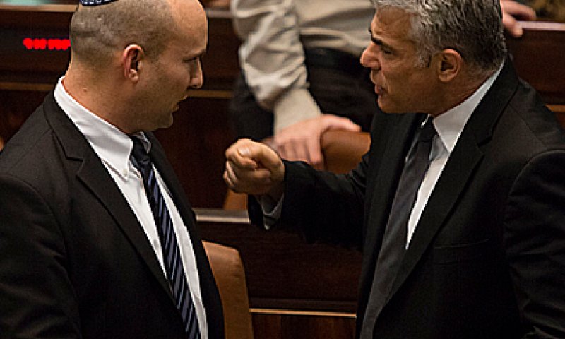 נפתלי בנט הולם ביאיר לפיד: יש עתיד היא דיקטטורה