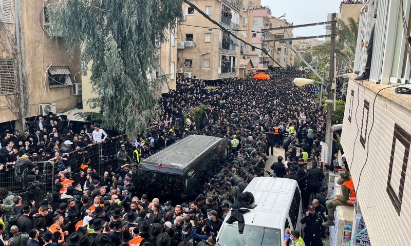 המונים הגיעו להיפרד: גלריה מלווית הרב קנייבסקי