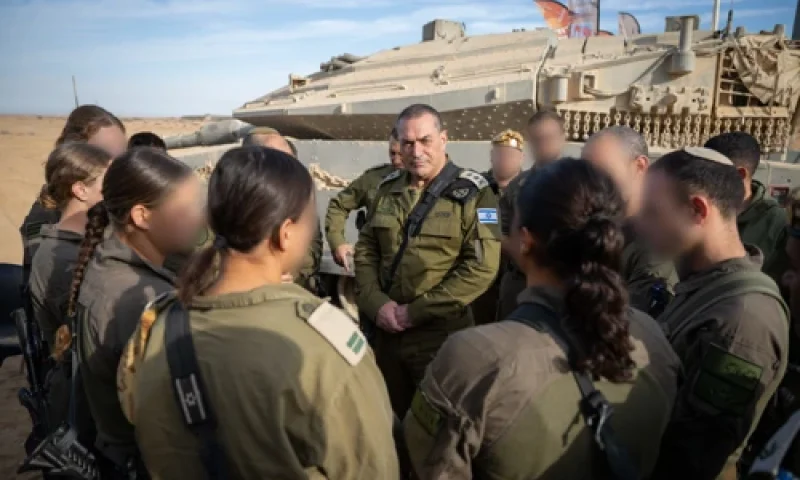 הרמטכ"ל בסיור בגבול מצרים: "אין הכלה &ndash; יש יוזמה" | צפו