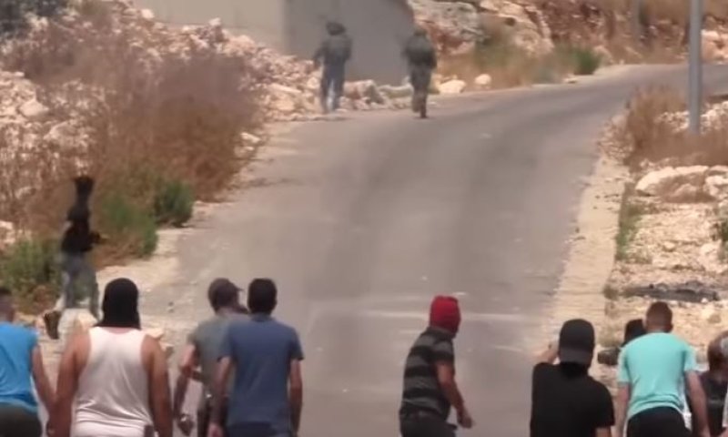 אוי לבושה: לוחמי צה"ל נמלטים ממיידי אבנים