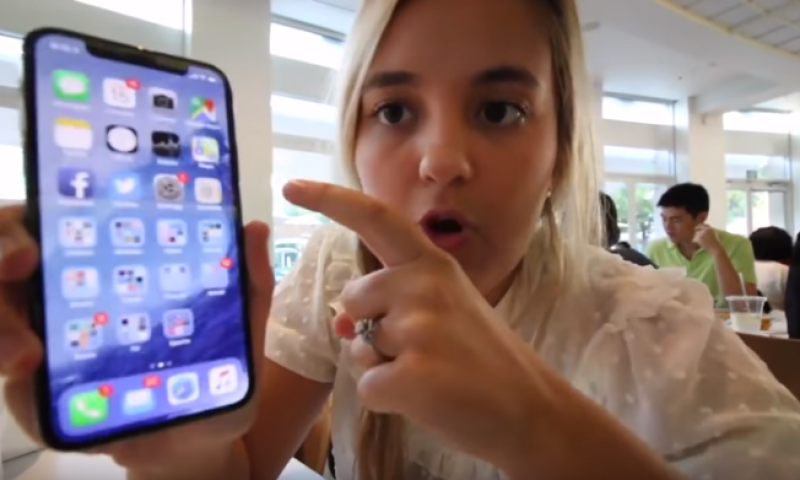 הלם: הציגה את האייפון X וגרמה לפיטורי אביה מאפל