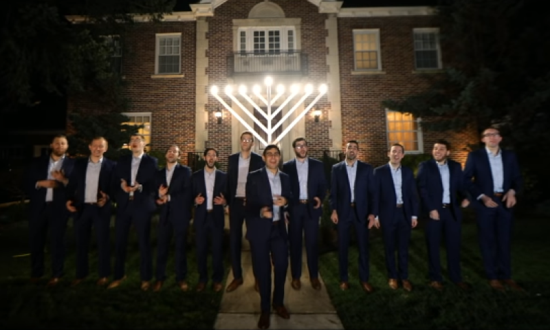 מרהיב: כשהלהיט של להקת קווין הופך לשיר חנוכה&bull; צפו