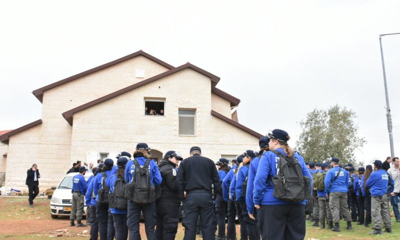 הורסים בתים בעפרה: בבית היהודי עסקים כרגיל