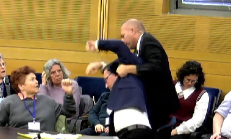 הפרופ' הבכיר נזרק מהוועדה: "יש לך דעות הזויות". צפו