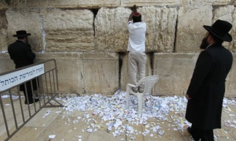 הרב צבי יהודה הסתייג מהכנסת פתקים לתוך הכותל