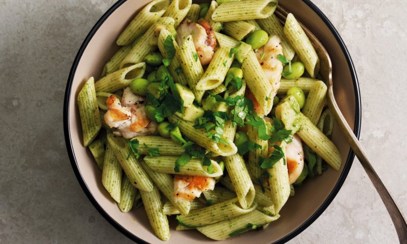 ארוחה במנה: סלט פסטה פסטו עם אדממה ועוף צלוי