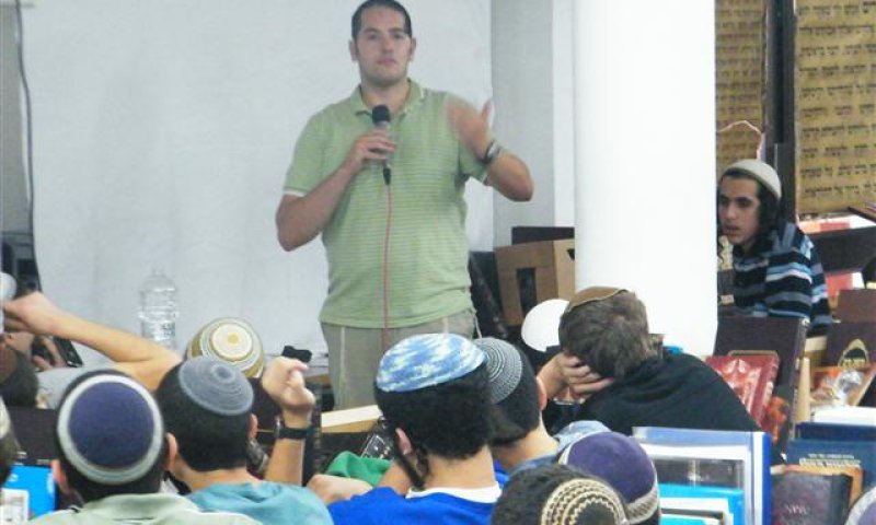 חודש של גבורה: אהרון קרוב התארח בישיבת 'נחלת ישראל'