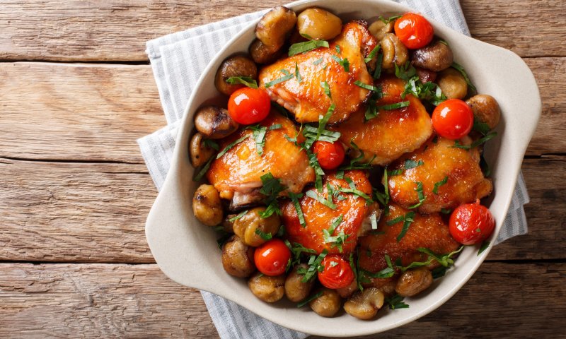 מושלם לארוחת שבת: מתכון לעוף וערמונים בתנור