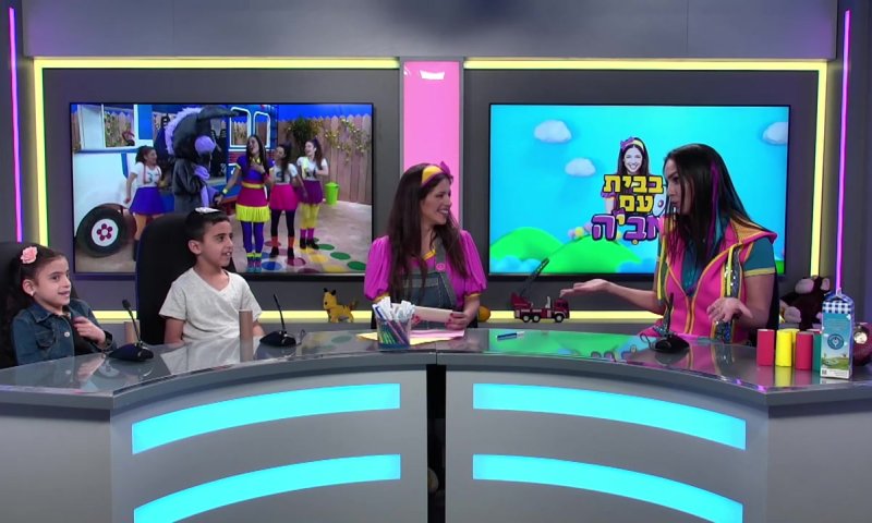 בבית עם אביה: עונים על שאלות של הילדים בבית