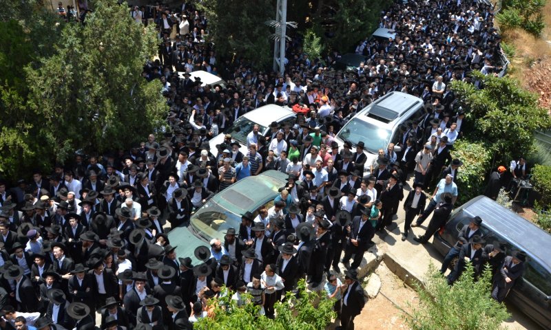 גלריה: אלפים בהלווית הרב יהושע נויברט זצ"ל