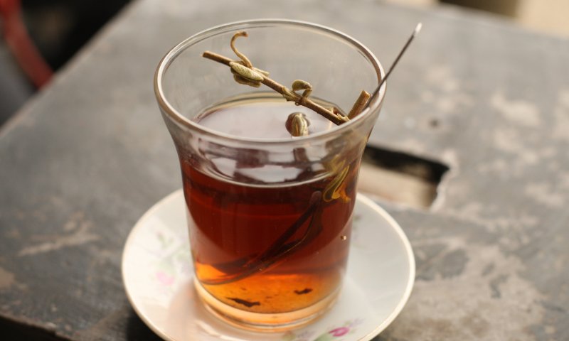 בעקבי תורתו של הבן איש חי: ספר שהוא כוס תה